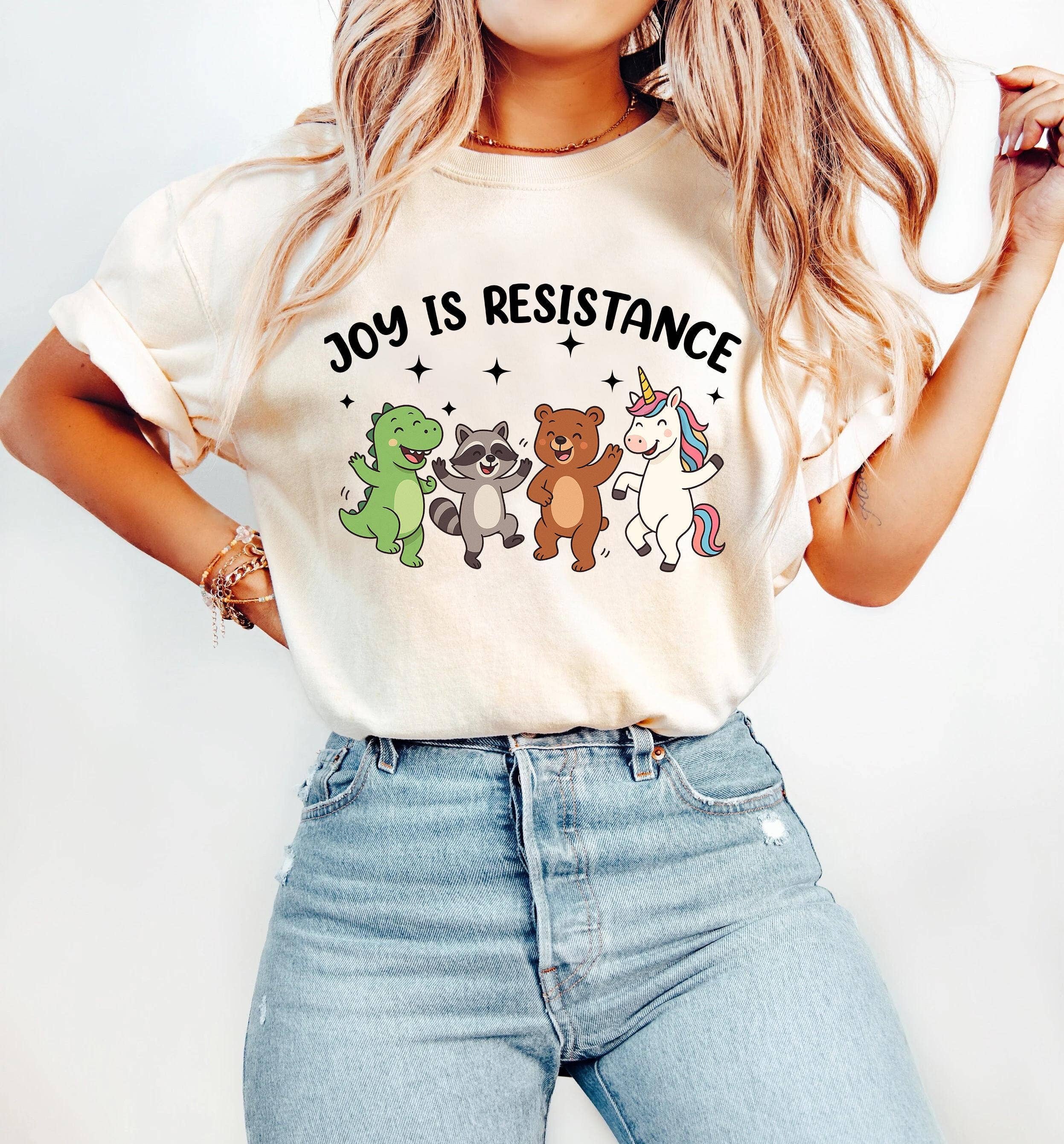 Glaime – wholesale T-shirt med logga - Dam – Comfort Colors Joy Is Resistance T-shirt, Portland Frog T-shirt