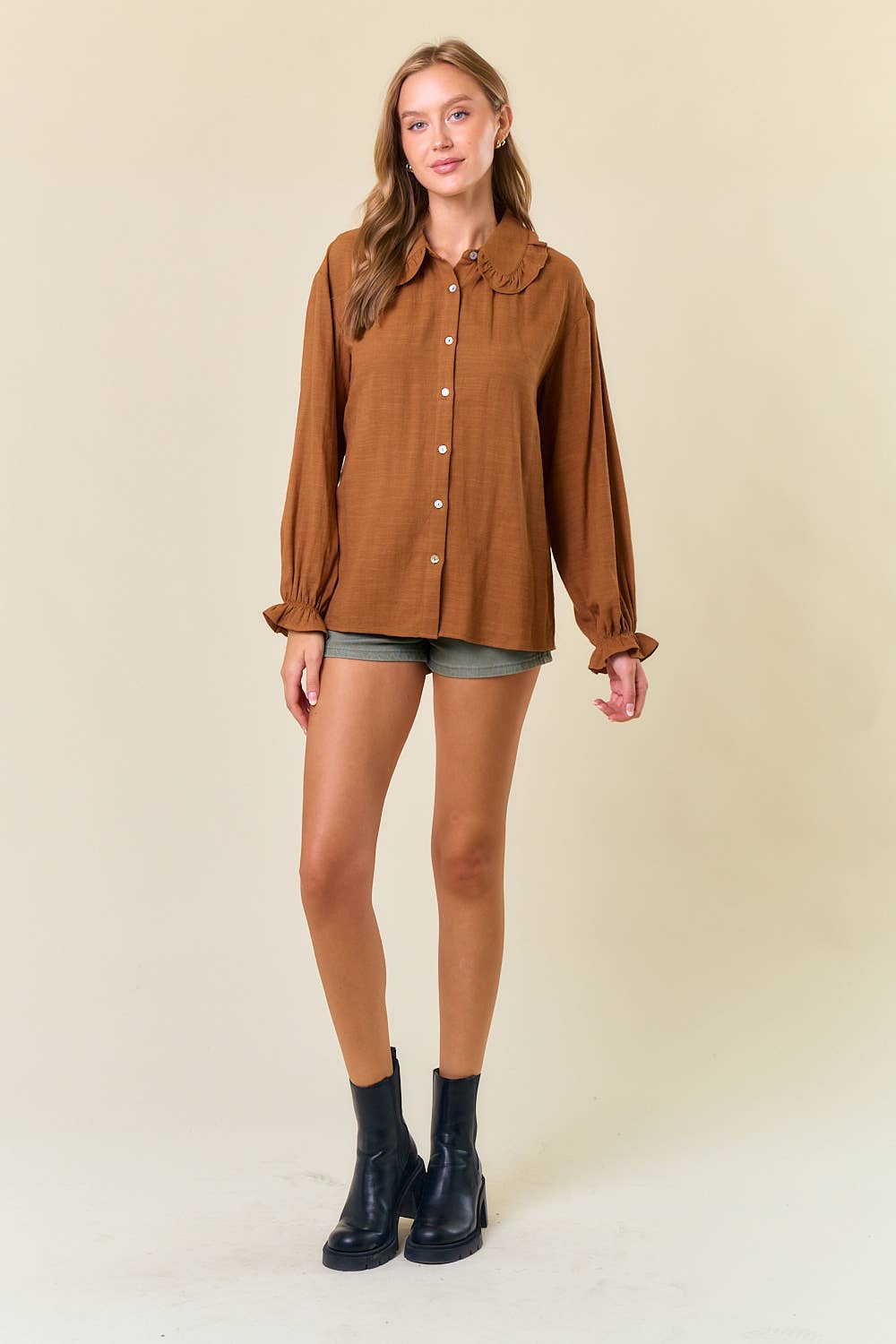 Doe and Rae – Großhandel Hemd mit Button-down-Kragen – Damen – Oversize-Bluse mit Rüschenkragen und tiefem Schulterausschnitt - 44661T4