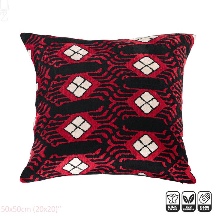 Housses de coussin traditionnelles en velours de soie noir et rouge pour la vente par OyzShop