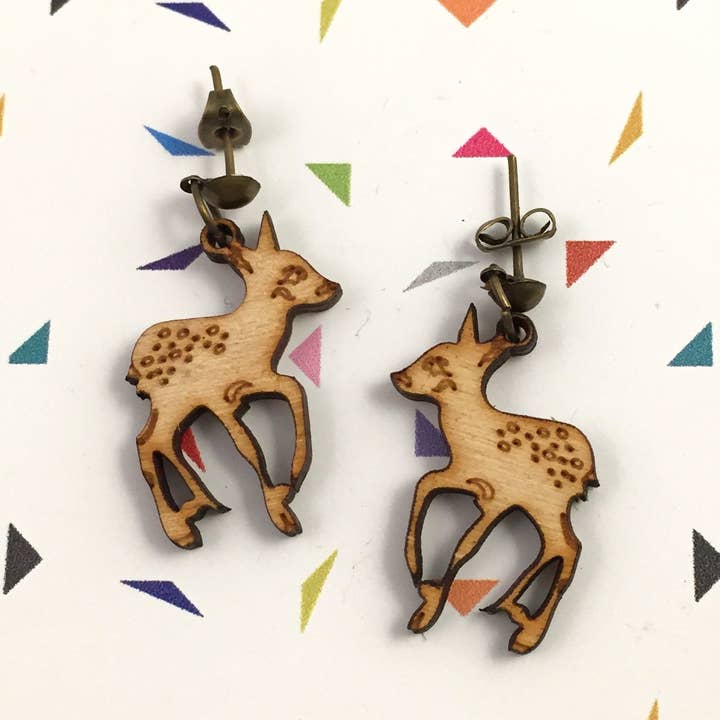 Træ efterårsdyr øreringe for engroshandel hos Working Clasp