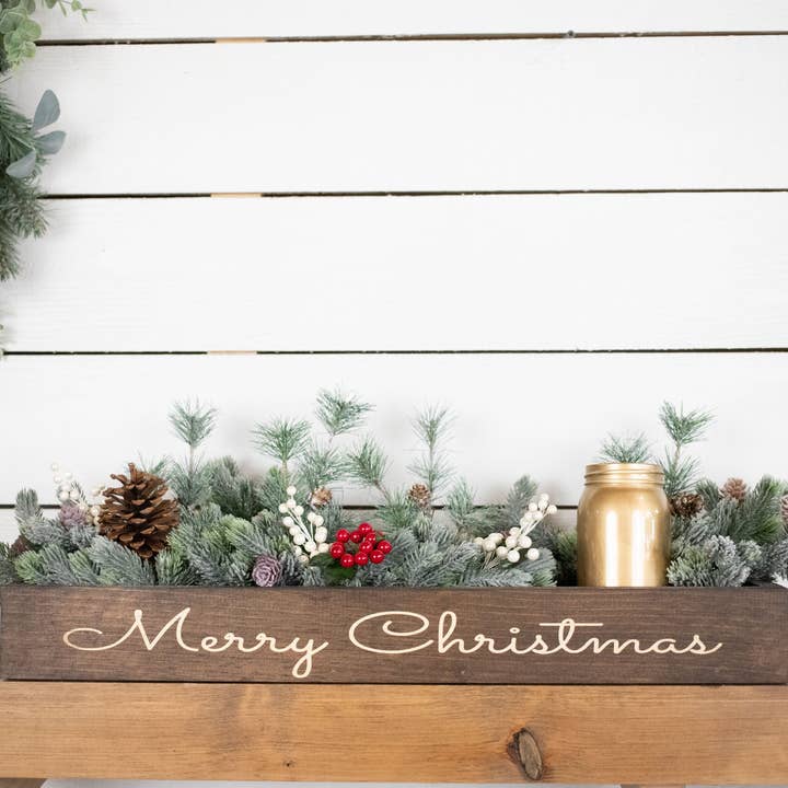Centre de table de Noël, boîte en bois gravée avec verdure de Noël pour la vente par The McGarvey Workshop