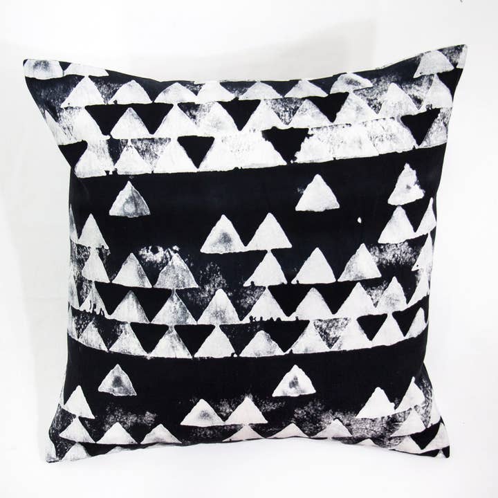 Housses de coussin peintes à la main Secret Path pour la vente par WinterSun + NuevoSol