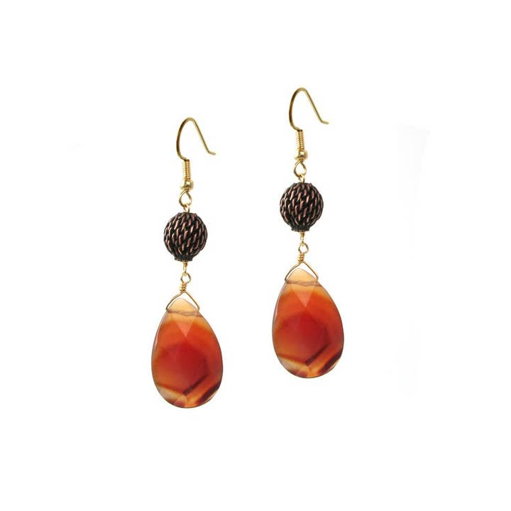 Boule en maille et grandes boucles d'oreilles en forme de larme pour la vente par Erica Zap Designs