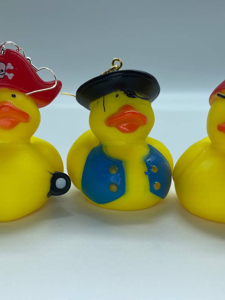 Aaaaarrrrrg!! Orecchini Lil Pirate in gomma a forma di papera! Disponibile in Eyepatch Duck, Black Hat Duck e Red Hat Duck! In oro e argento! per la vendita all'ingrosso da parte di R59Creates