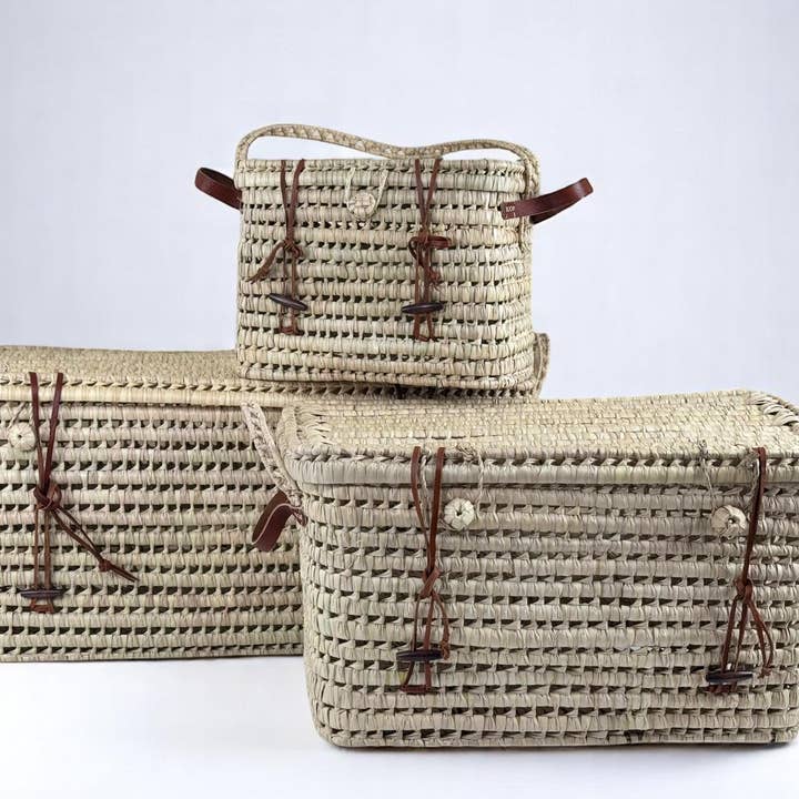 Cesti rettangolari marocchini in paglia con chiusure in pelle per la vendita all'ingrosso da parte di Melecraft