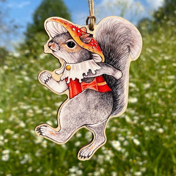 Adorno con estampado de madera de ardilla gris oriental con forma de sombrero en forma de hongo para venta al por mayor de Allison Stoiser Art