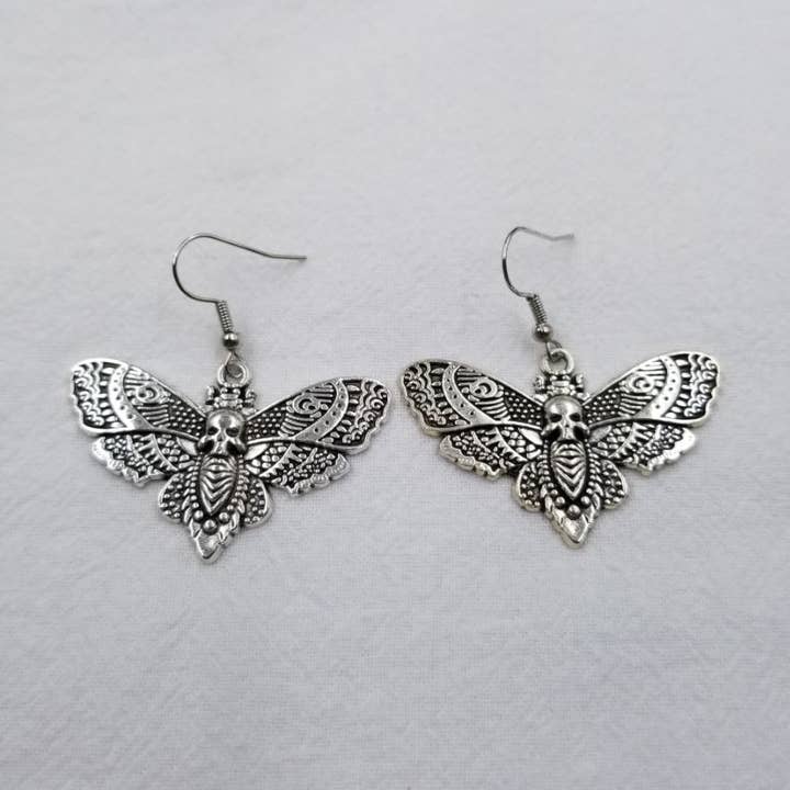 Boucles d'oreilles pendantes Halloween Death Moth pour la vente par ENA Jewelry