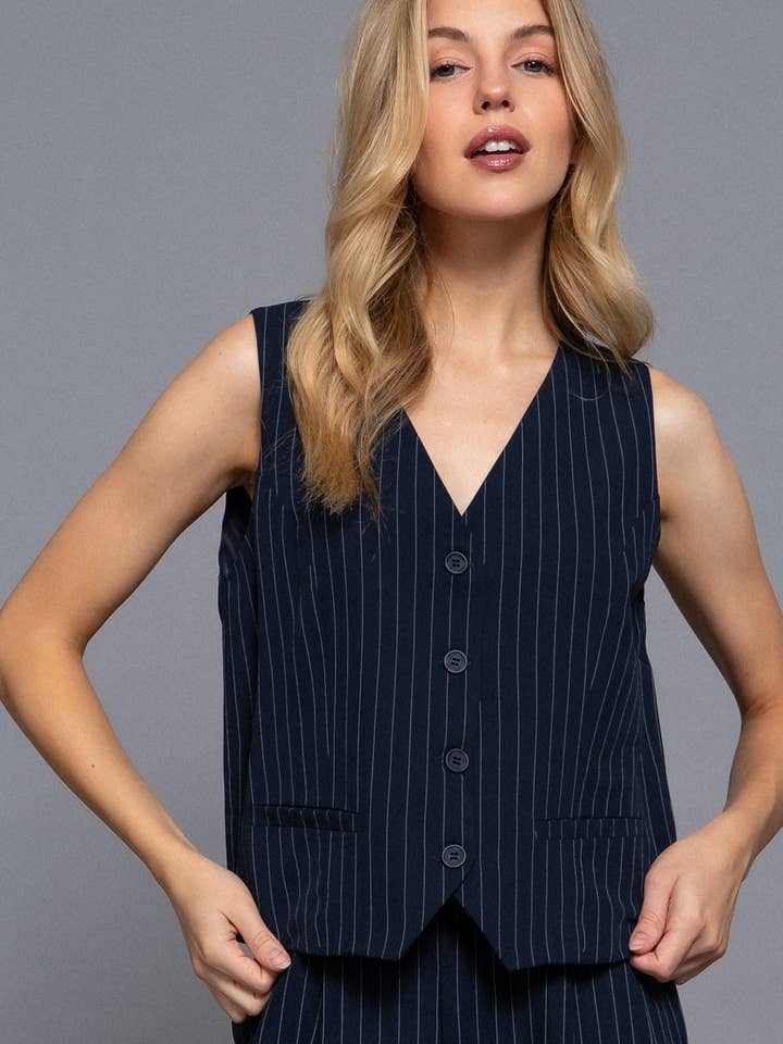 Weste mit V-Ausschnitt und durchgehender Knopfleiste in Nadelstreifen-Optik für den Großhandel von Active Basic | Active USA