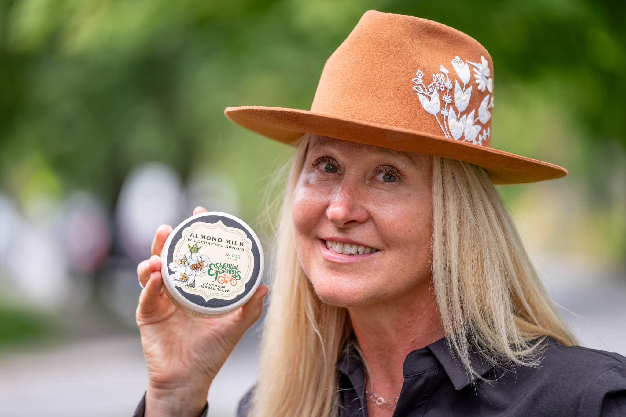 Essential Journeys LLC – Großhandel Heilsalbe/Balsam/Creme – MANDELMILCH Arnica Salve4