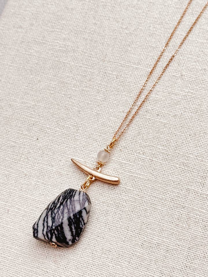 Collier long en or avec pendentif facetté en jaspe zébré. pour la vente par Gracie Rose Designs