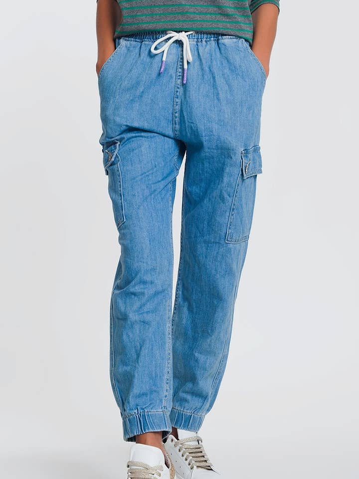 Jogger en denim léger avec poches en denim léger pour la vente par Q2—All Orders:Free Duties for the US,UK,and Canada