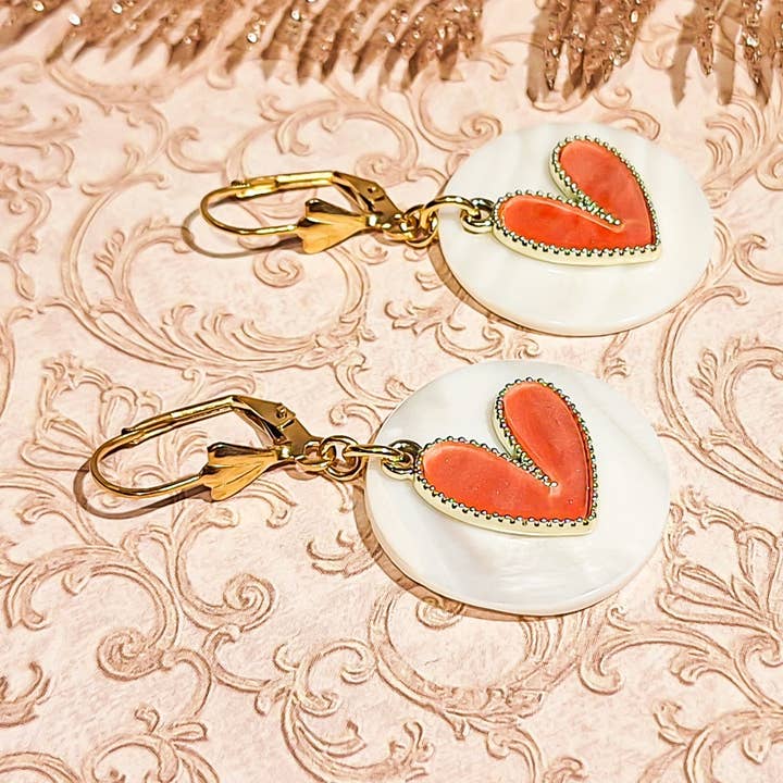 Hjärtformade örhängen med pärlemorsekvens i rostfritt stål för wholesale av Lydée Déco