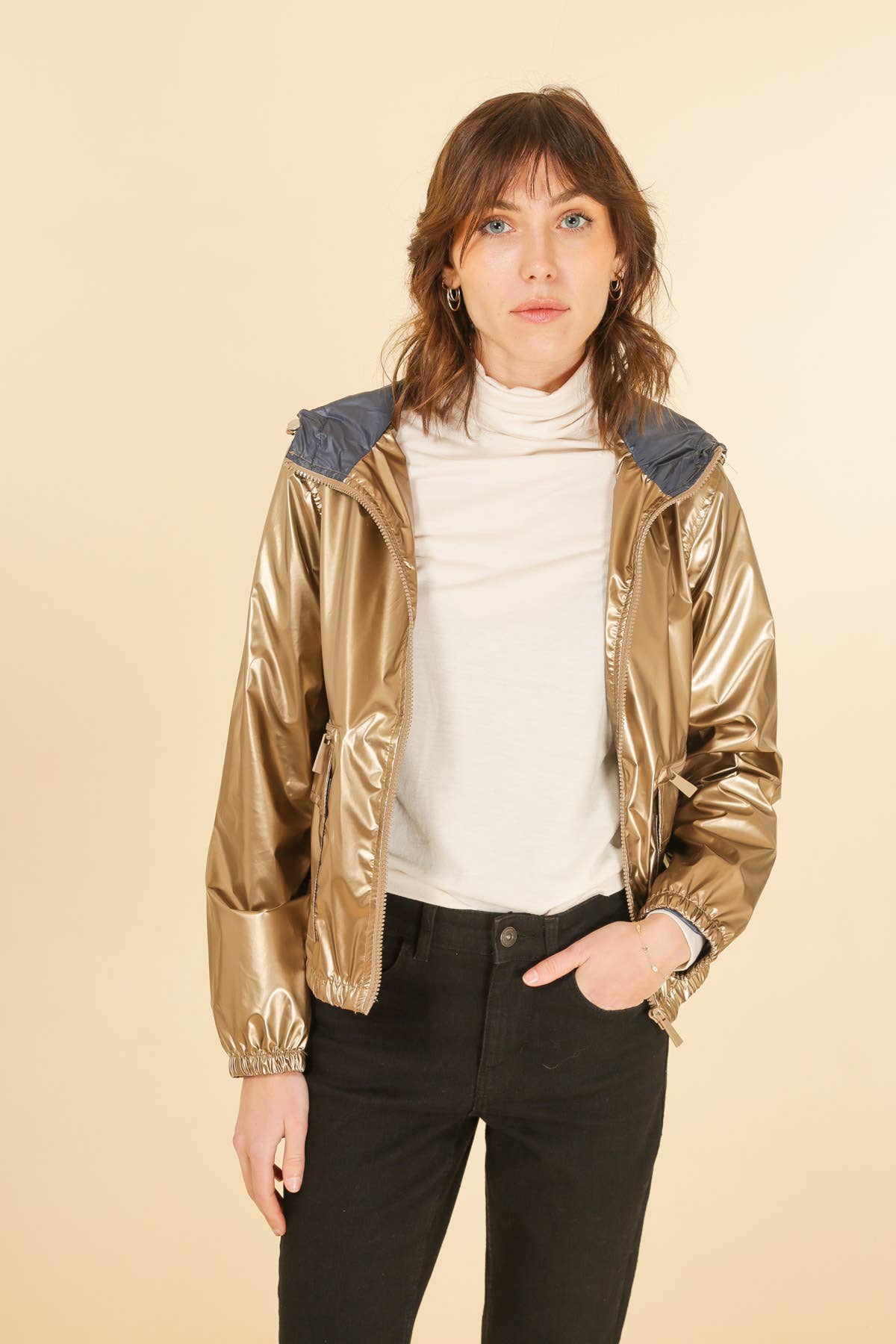 Attrait Paris – Engroshandel Vindjakke - Dame – Kort metallisk vindjakke med hætte og integreret skygge4