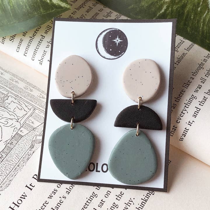 Boucles d'oreilles asymétriques pour la vente par Museology Co.