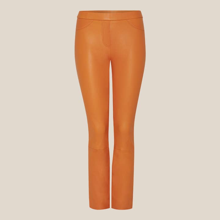 Pantalones cortos de piel elástica Lou. Napa naranja. para venta al por mayor de AYASSE