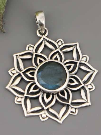 Lotus-Mandala-Anhänger mit Labradorit-Edelstein für den Großhandel von Culture Spot