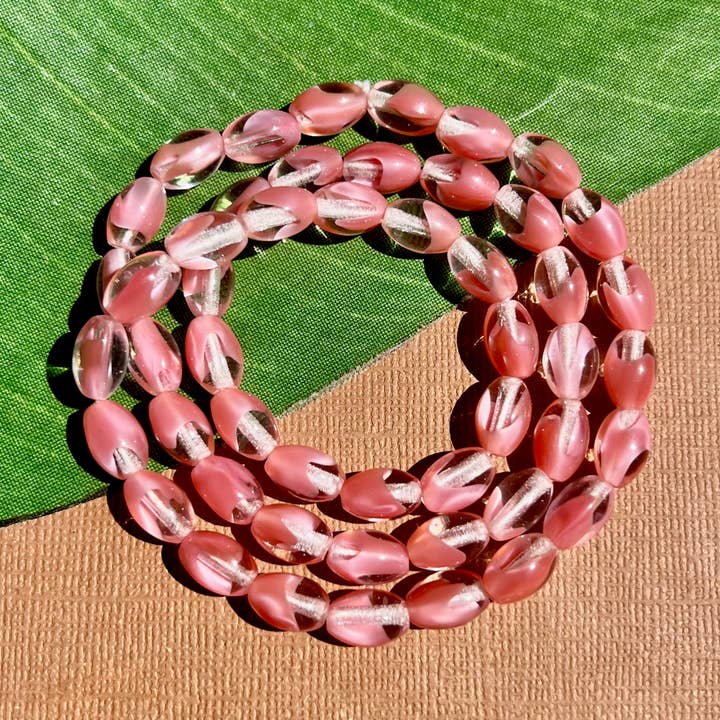 Vintage ovale glaskralen van roze en kristal voor wholesale door Bead Goes On