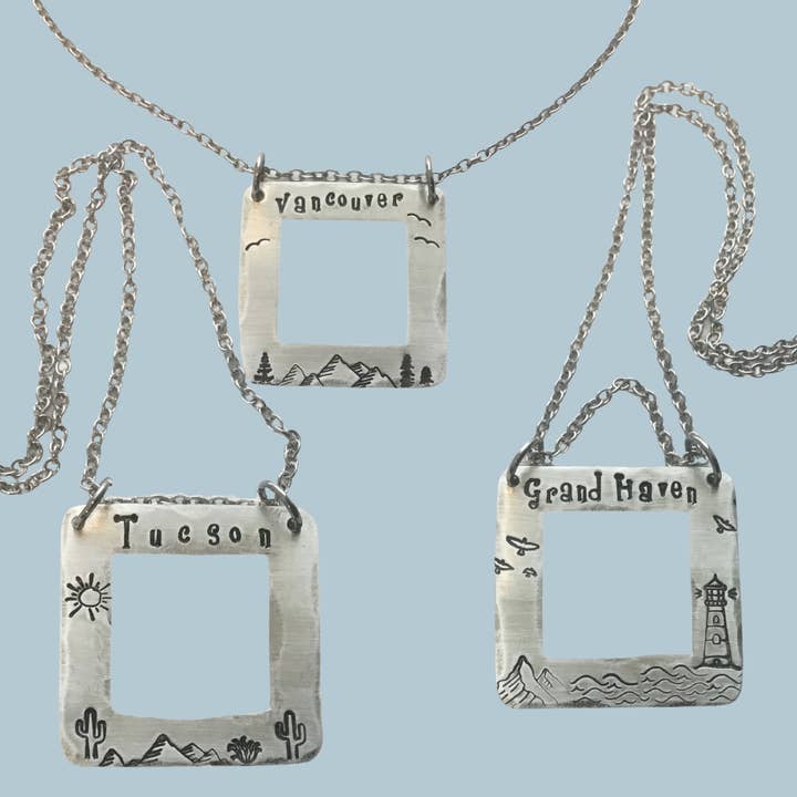 Jamie Haley Designs - Vente Colliers à pendentif - Collier « Window to Your Town » personnalisable en couleur argent
