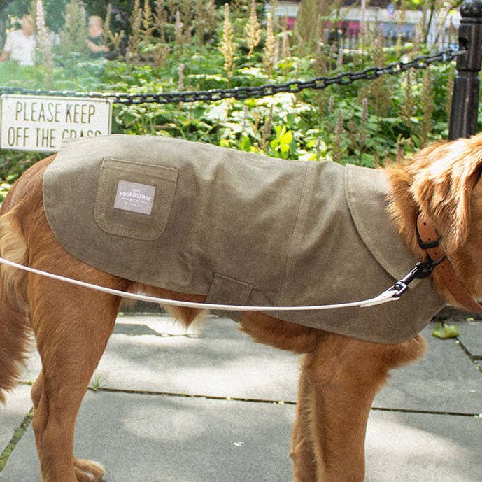 Veste pour chien en toile cirée, résistante à l'eau, doublée de polaire, couleur tan pour la vente par ADC Houndstone & Co.