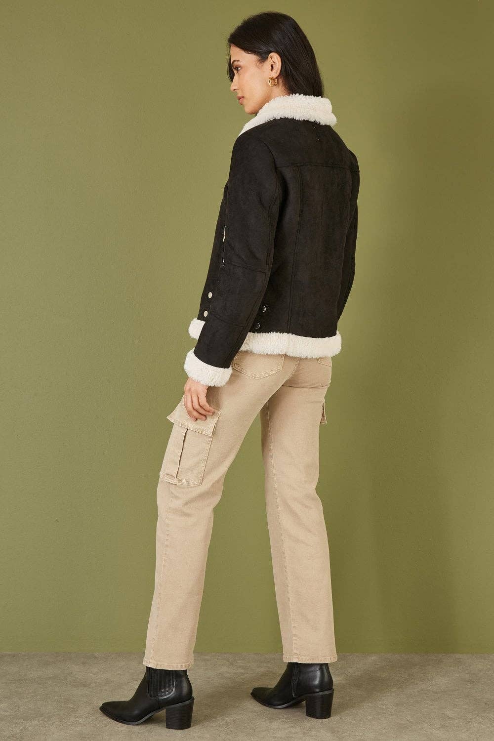 Svart Yumi svart bikerjacka i fuskmocka och fuskpäls för wholesale på Faire3