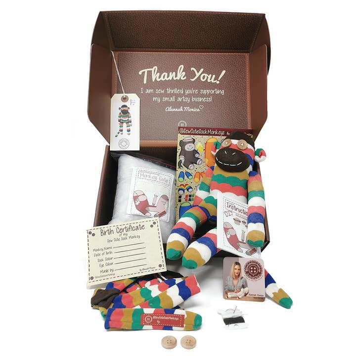 Sew Cute Sock Monkeys – Engroshandel DIY-hobbysæt – Deluxe Kit! Multi-farve bølger Diy Sock Monkey Kit
