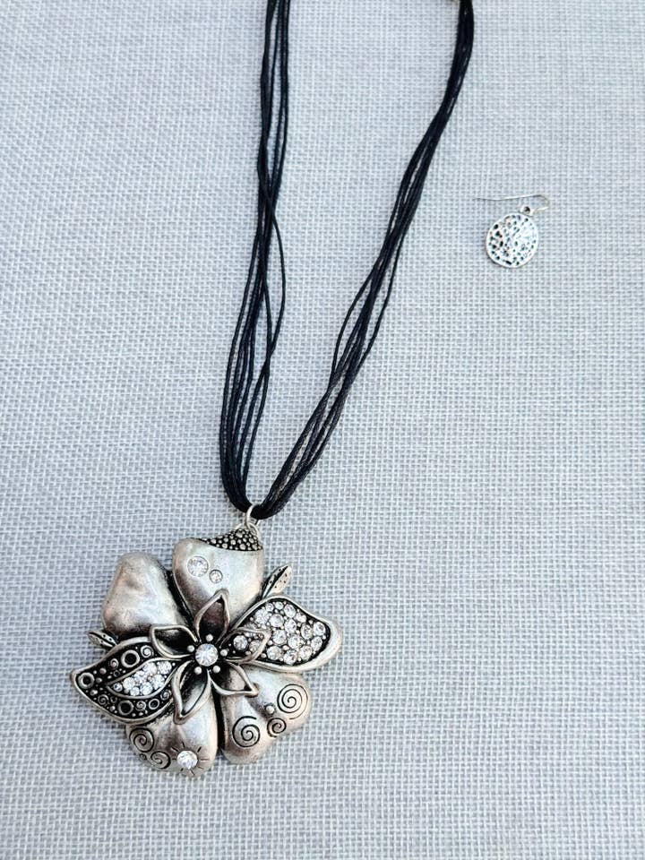 Collana a fiore grande con strass in argento antico e nero per la vendita all'ingrosso da parte di Juniper Wish