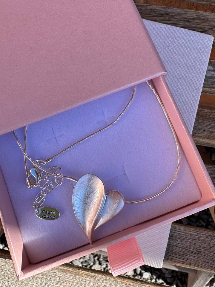 Puffy, Swirl Valentine Hjertehalskæde for engroshandel hos Carol Young Silver