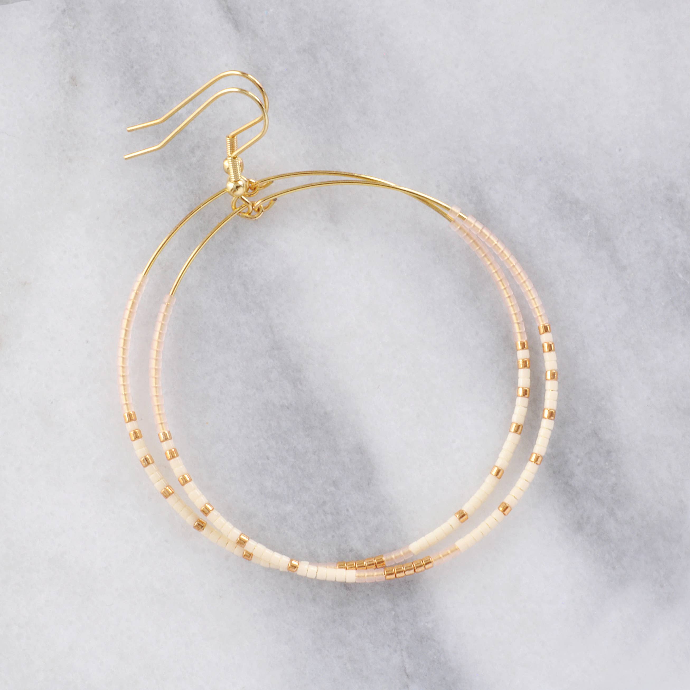 Libby & Smee – wholesale Hängande örhängen – Stora guldpärlformade dinglande hoopörhängen16