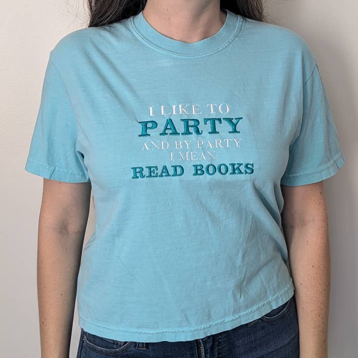 I Like to Party and by Party I Mean Read Books Kurz geschnittenes, besticktes Shirt für den Großhandel von Bona Fide Bookworm
