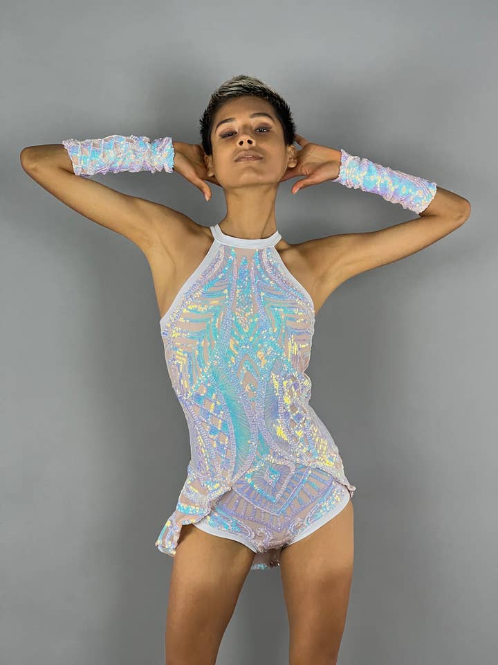 Justaucorps licorne blanc à sequins, à encolure américaine, demi-jupe, menottes pour la vente par Kikimora Fashion