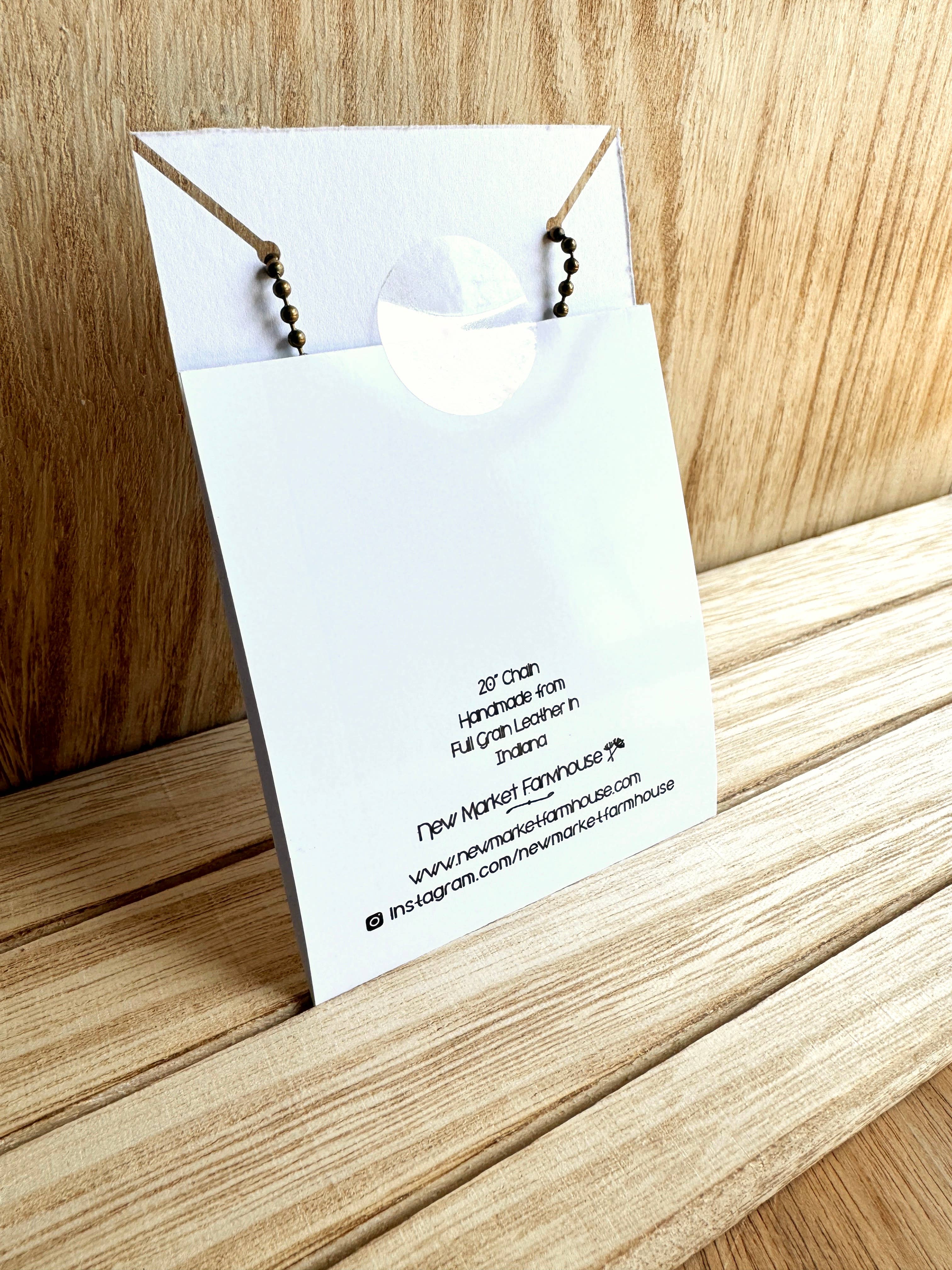 New Market Farmhouse – wholesale Hänge-/berlockhalsband – Maskros Halsband - Läderhänge Halsband1