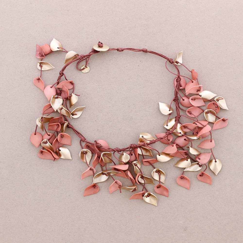 Sonata – Großhandel Halsband/Collier – Lange Halskette mit Blütenblatt-Anhängern aus Kunstharz1