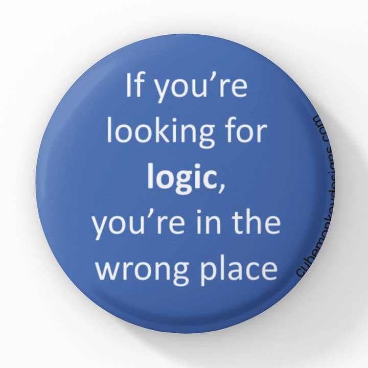 Hvis du er på udkig efter Logic 1.5 tommer knap for engroshandel hos Cube Monkey Designs