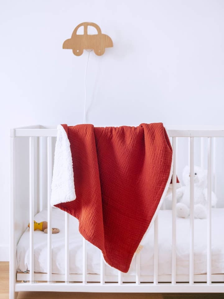 Personaliseerbaar geboortedekentje voor baby in sherpa en katoenen mousseline, terracotta voor wholesale door MAZZANNE