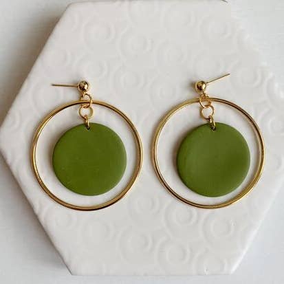 Arlo oorbel met ronde ronde en grote hoepelvormige oorknopjes van Arlo voor wholesale door Kismet Klay