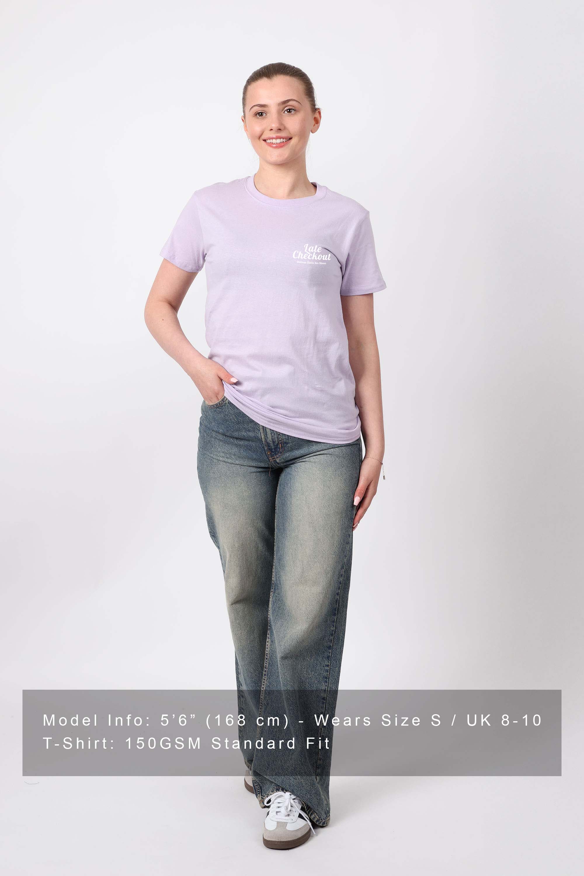 Lilas T-shirt coupe régulière pour femmes avec imprimé "Late Checkout" en vente sur Faire1