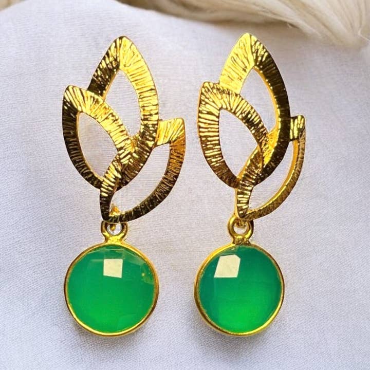 Orecchini in calcedonio verde dorato per la vendita all'ingrosso da parte di TOURMALYN