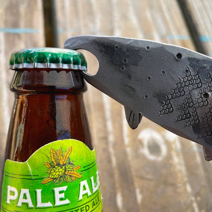 Cold Stream Design Co. - Vente Ouvre-bouteille/tire-bouchon - Ouvre-bouteille portatif Trout Fish Steel - Forgé aux États-Unis1