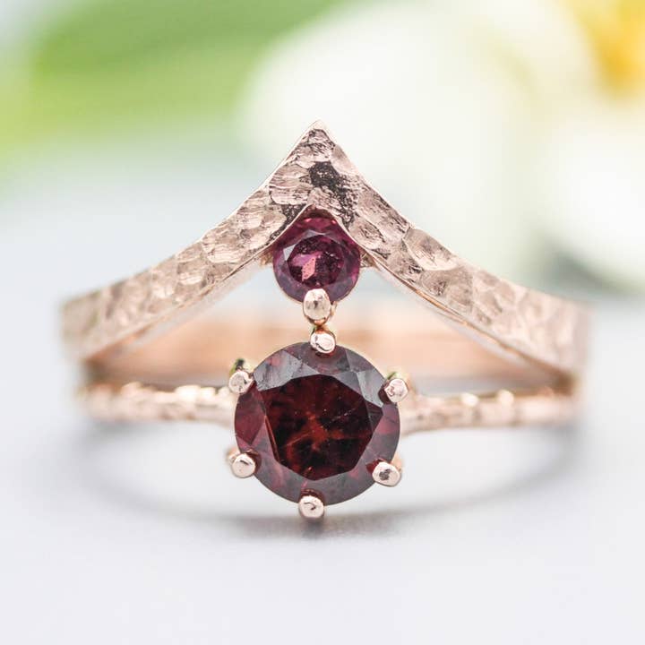 Set aus 2 Granatringen mit 14k Roségolddesigns für den Großhandel von Metal Studio Jewelry