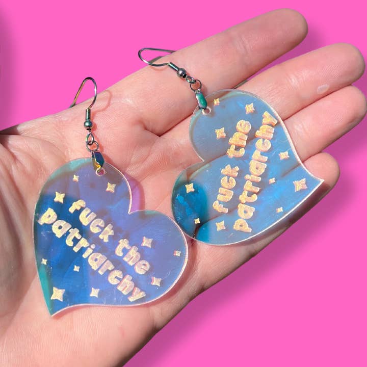The Foxy Hipster – wholesale Hängande örhängen – Fuck The Patriarchy Iriserande Fish Hook Dingle Örhängen0