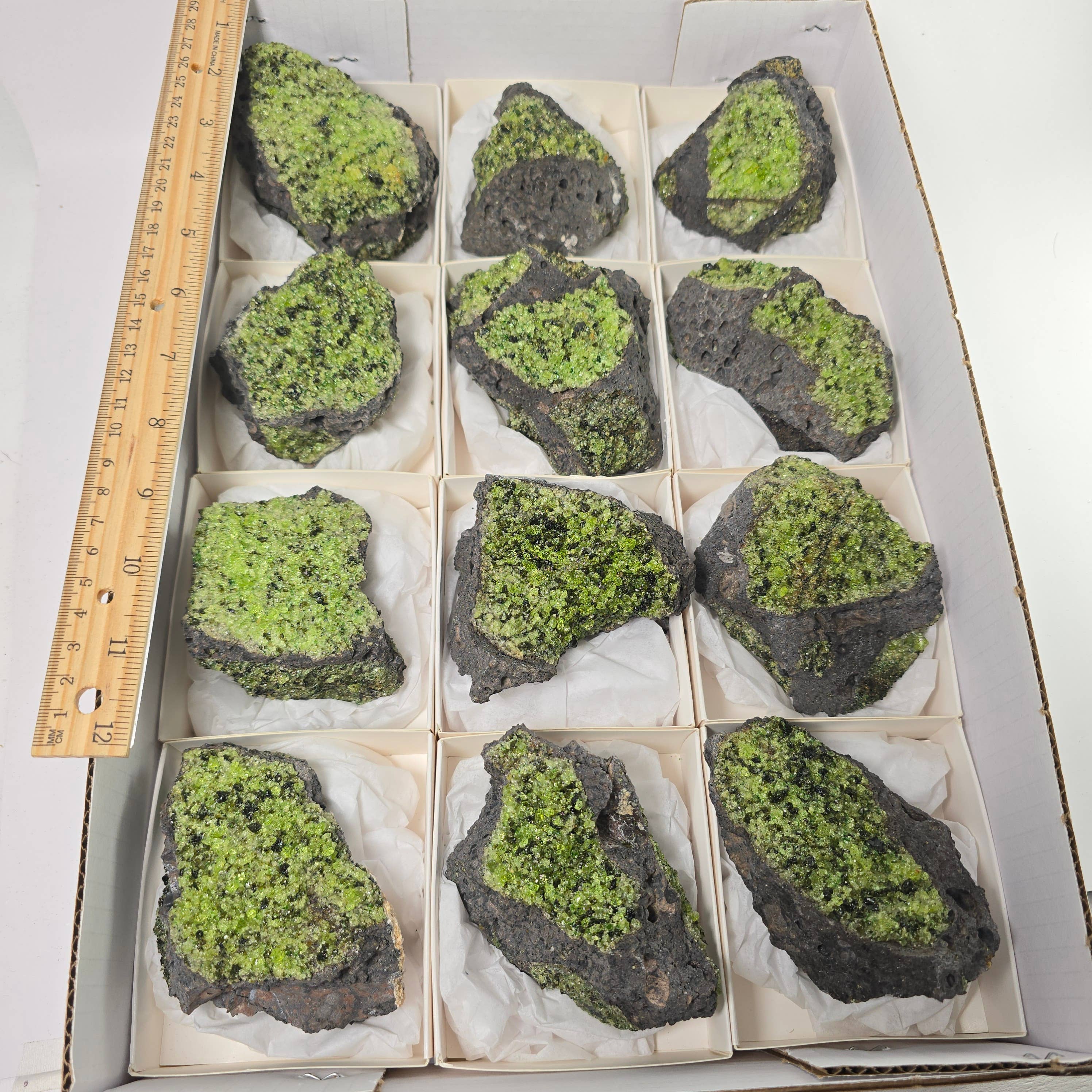 Aquamarine Daydream Wholesale – wholesale Andlig sten/kristall – Peridot på basaltplatåer ~ Bulkmineralprover AZ4