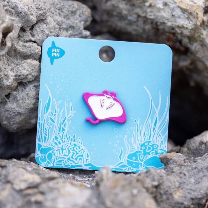 Épingle en émail raie mobula mini pour la vente par Fin Pin Shop