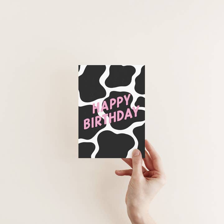 Tillykke med fødselsdagen Cow Print Card//Yeehaw//Køer// for engroshandel hos Lydia Southgate