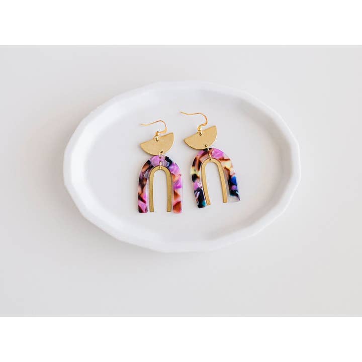 Hupomeno Designs - Venta al por mayor Pendientes colgantes - Concha de tortuga multicolor | Pendientes Arch Statement