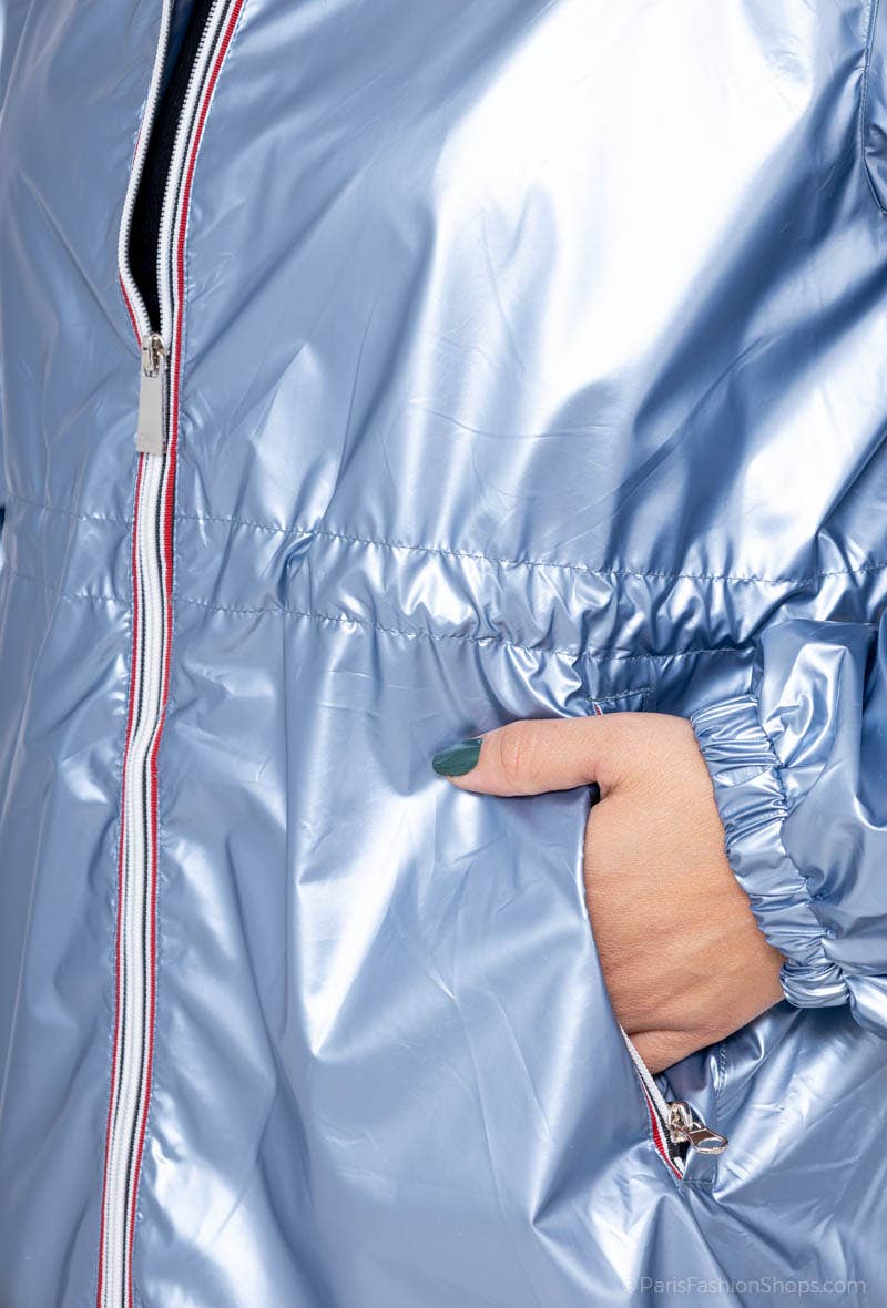 Attrait Paris - Venta al por mayor Cortavientos - Mujer - Cortavientos largo metálico con capucha y cremallera de colores Tallas grandes6