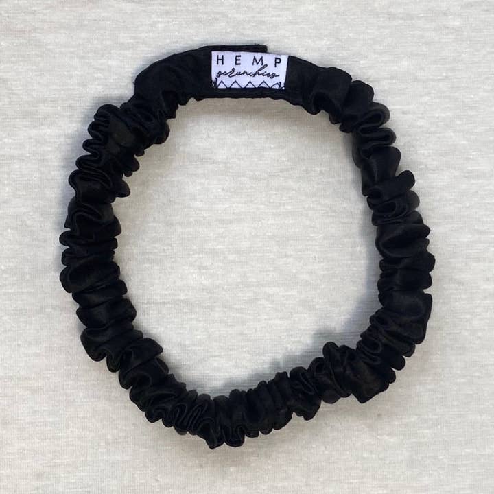 Corona in seta nera per la vendita all'ingrosso da parte di Hemp Scrunchies