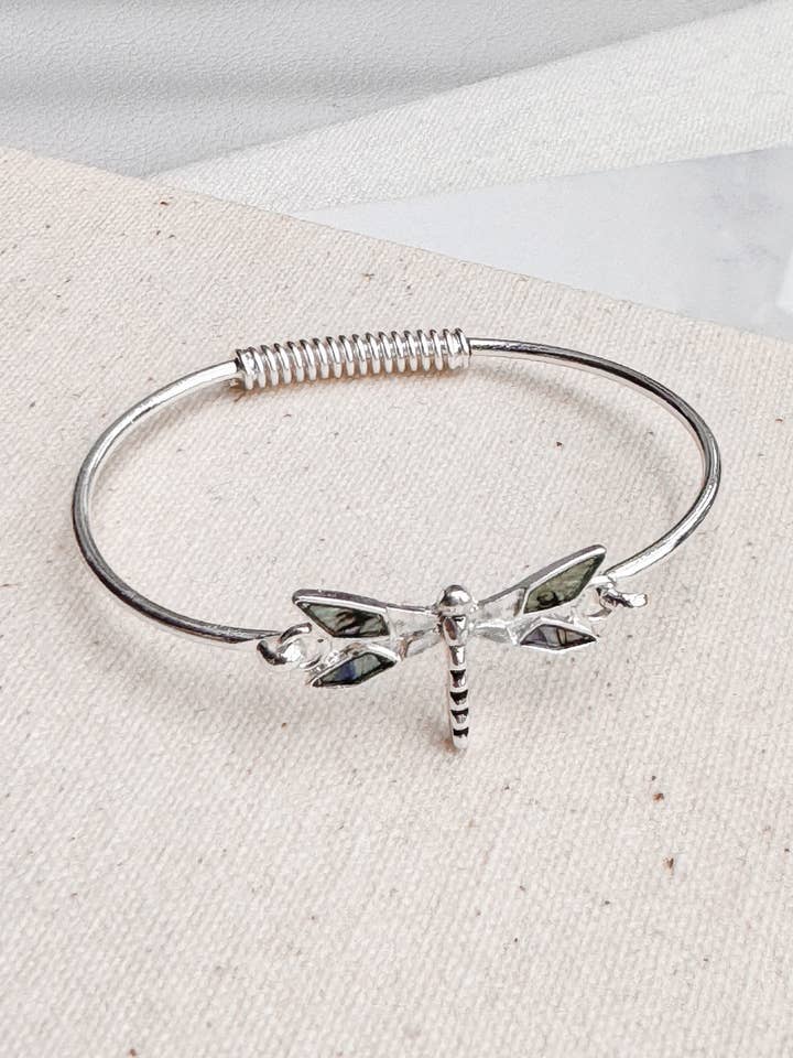 Rhodium Dragonfly Abalone Shell Inlay Armband för wholesale av Juniper Wish