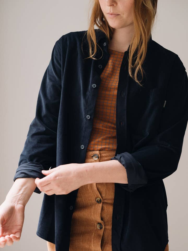 Camisa de Veludo Cotelê Fino Orgânico em Azul Escuro por atacado de Tiralahilacha