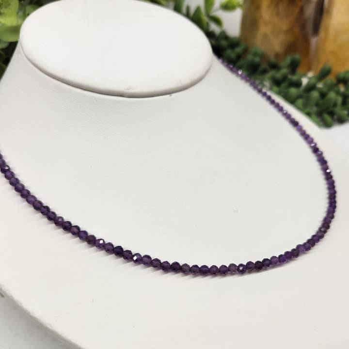 Meraki Gemstones – Engroshandel Perlehalskæde – Facet Amethyst Halskæde med Sølvfarvede Detaljer, 3 mm1