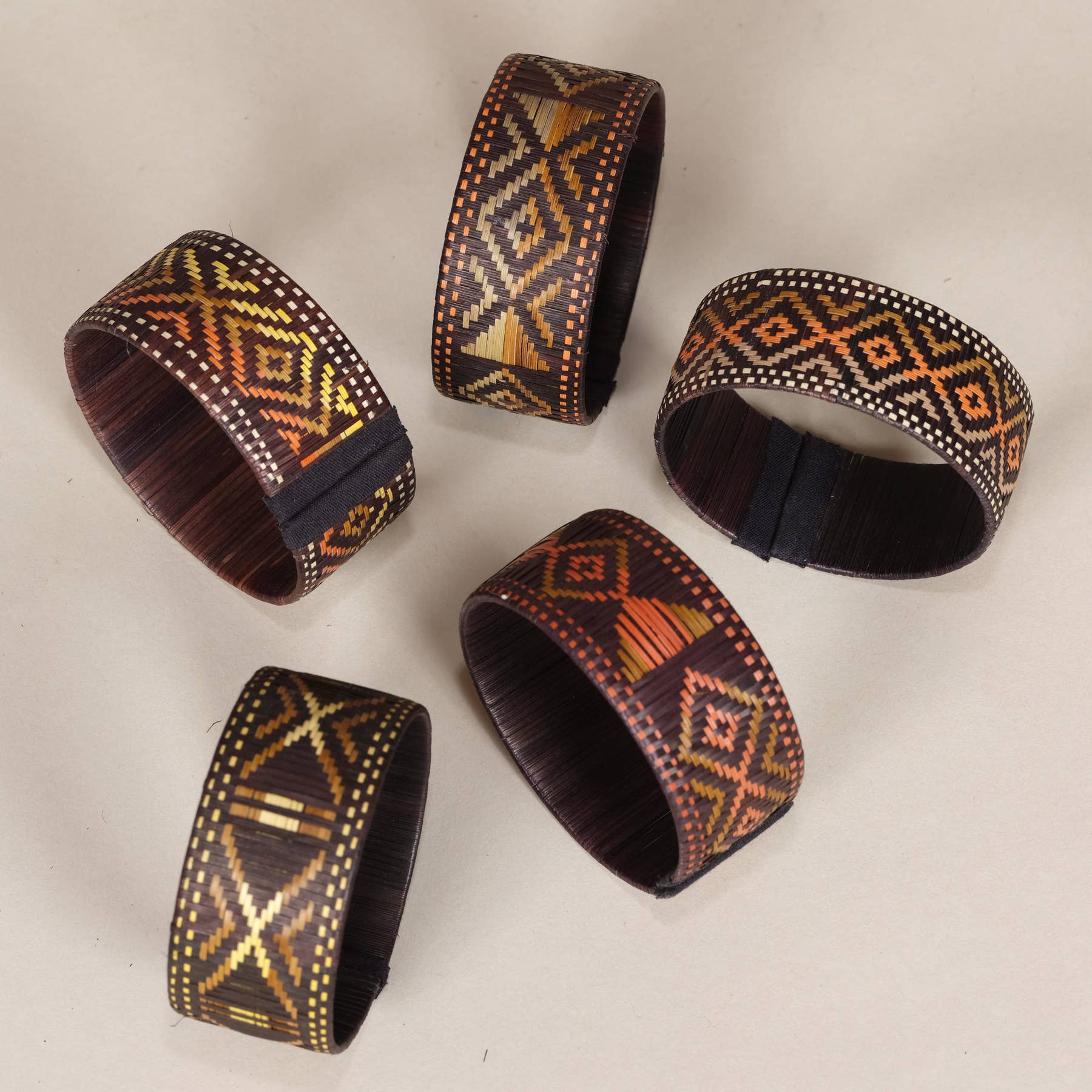 AS'ART a sense of crafts – wholesale Vävt/flätat armband – Armband i Caña Flecha, höstfärger, Colombia3